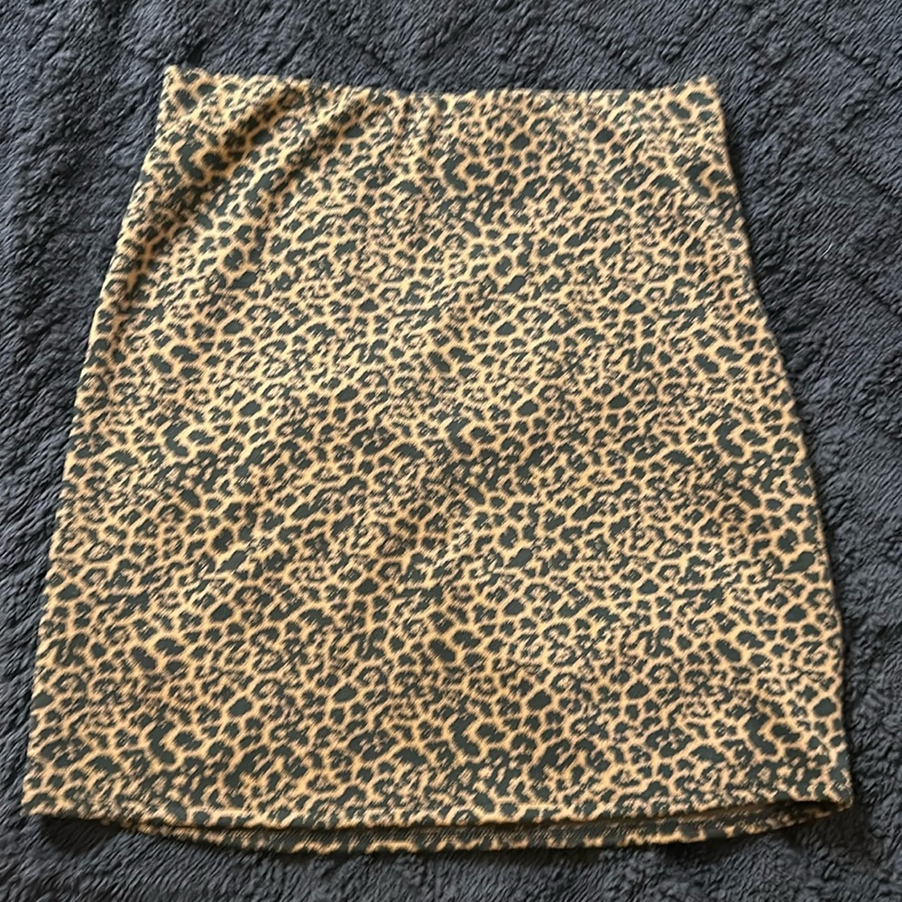 Size small leopard skirt never worn